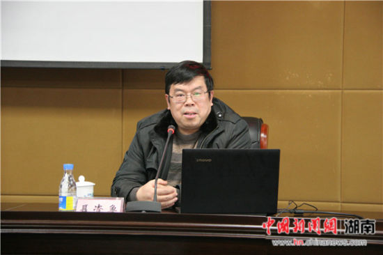 诸侯快讯ok1122聂资鲁教授作《深入推进依法治国伟大战略:学习贯彻习近平总书记关于全面依法治国重要论述》专题讲座。.jpg